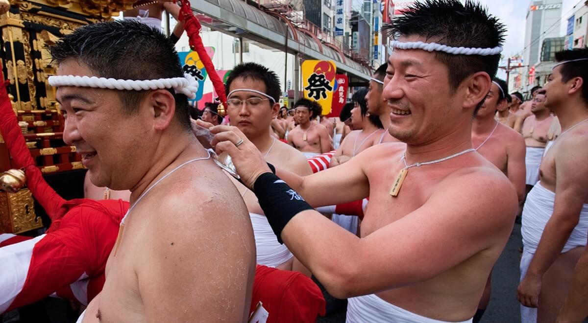 Des Japonais tout nus célébrant le Hadaka Matsuri !